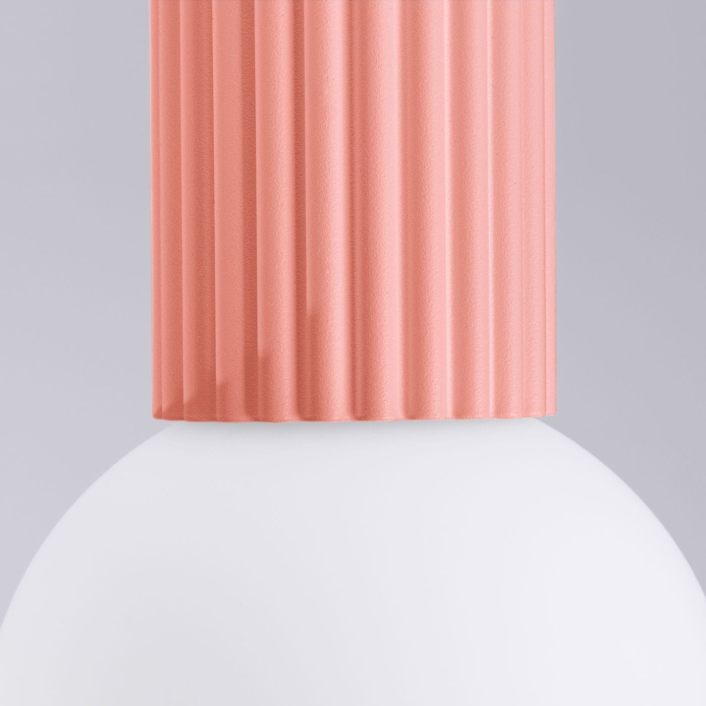 Brzoskwiniowa lampa sufitowa Halo z jedną oprawą G9, z ozdobnym, karbowanym kloszem i matową, okrągłą podstawą. Widok z góry, ukazujący detale tekstury oraz kolorystykę lampy. Tło w jasnoszarym odcieniu.