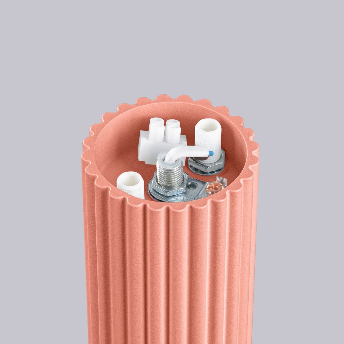 Lampa sufitowa Halo w kolorze brzoskwiniowym z oprawą na 1 żarówkę G9. Widok z góry, ukazujący teksturowany, falisty kształt oraz elementy montażowe wewnątrz. Wysoka odporność na wilgoć IP44.