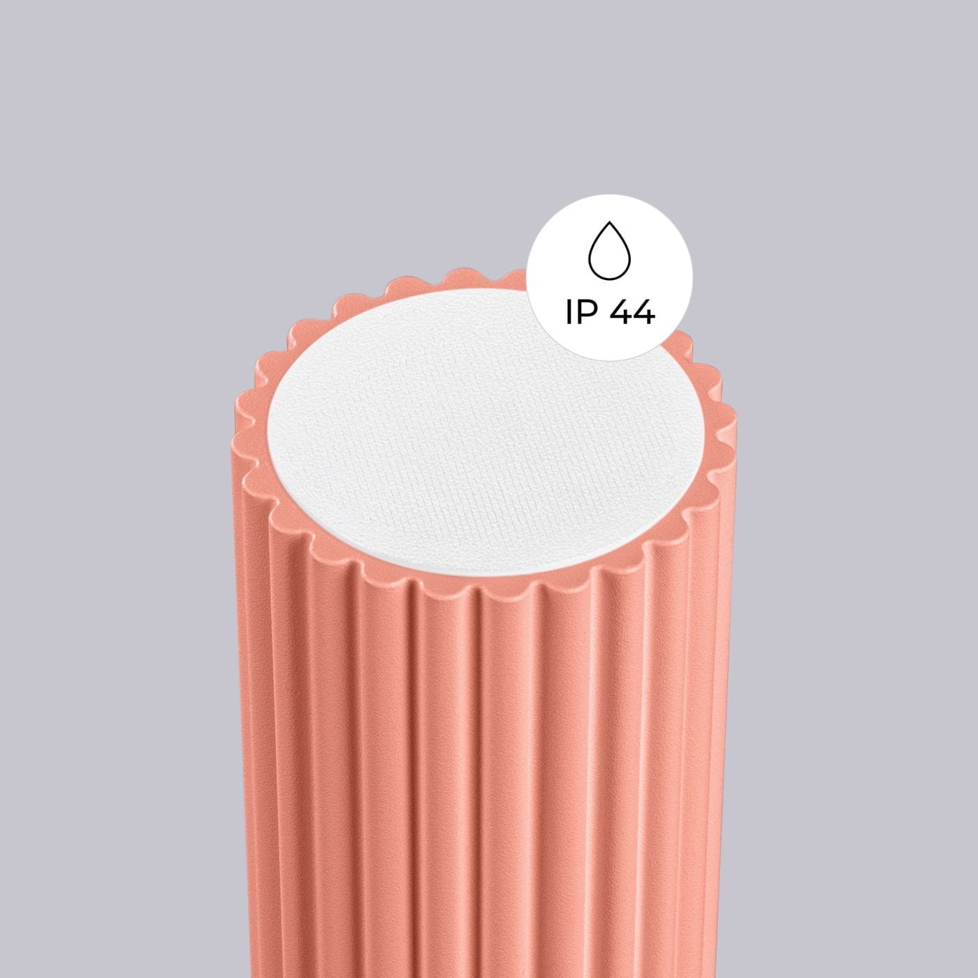 Brzoskwiniowa lampa sufitowa Halo o okrągłym kloszu, z fakturą falistą. Widoczna etykieta z oznaczeniem IP44. Lampa przeznaczona do montażu z jedną żarówką G9. Ujęcie z góry, na jednolitym tle.