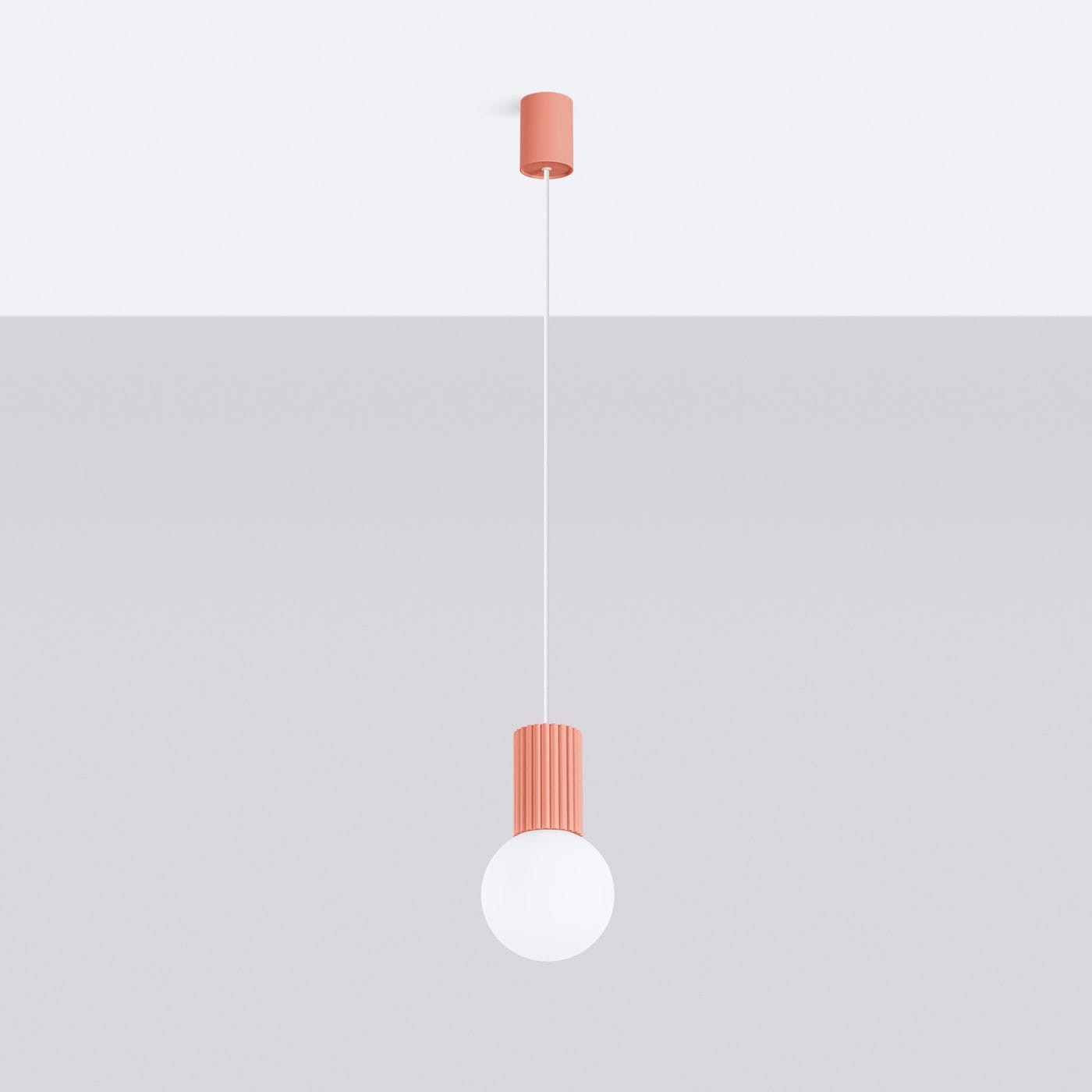 Lampa wisząca Halo 1xG9 w brzoskwiniowym kolorze, z okrągłą, białą oprawą oraz żebrowanym korpusem. Zawieszona na cienkim przewodzie, montowana do sufitu. Prosty, nowoczesny design, idealna do różnych wnętrz.