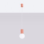 Lampa wisząca Halo 1xG9 w brzoskwiniowym kolorze, z okrągłą, białą oprawą oraz żebrowanym korpusem. Zawieszona na cienkim przewodzie, montowana do sufitu. Prosty, nowoczesny design, idealna do różnych wnętrz.