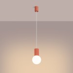 Brzoskwiniowa lampa wisząca Halo z oprawą na żarówkę G9. Wisi na cienkim przewodzie, z cylindrycznym mocowaniem u góry. Kula szklana u dołu emituje miękkie światło, a teksturowana oprawa dodaje nowoczesnego charakteru.