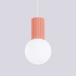 Lampa wisząca Halo z brzoskwiniowym, żebrowanym kloszem i białą, okrągłą żarówką, zawieszona na białym przewodzie. Prosta forma, idealna do nowoczesnych wnętrz. Tło w jasnoszarym kolorze.