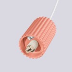 Lampa wisząca Halo w kolorze brzoskwiniowym, z cylindrycznym, żłobionym korpusem. Widoczny gwint G9 wewnątrz. Kąt ujęcia zbliżeniowy, pokazujący detal oprawy. Kabel z białą osłoną, neutralne tło.