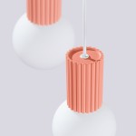 Lampa wisząca Halo 3xG9 w kolorze brzoskwiniowym z cylindrycznym, żebrowanym uchwytem oraz białą, okrągłą kloszem. Produkt zawieszony na białym kablu, widok z góry, na jednolitym tle.