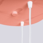 Lampa wisząca Halo w kolorze brzoskwiniowym, z trzema miejscami na żarówki G9. Widok z dołu, z białymi kablami i elementami mocującymi. Gładka, teksturowana powierzchnia stelaża.