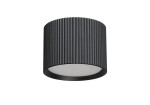 Lampa sufitowa Gisele w kształcie tuby, czarna, z rowkowaną fakturą. Wyposażona w oprawę GX53, montowana na suficie. Widoczny okrągły klosz z mlecznego materiału u dołu. Produkt prezentowany w frontalnym ujęciu na jednolitym tle.