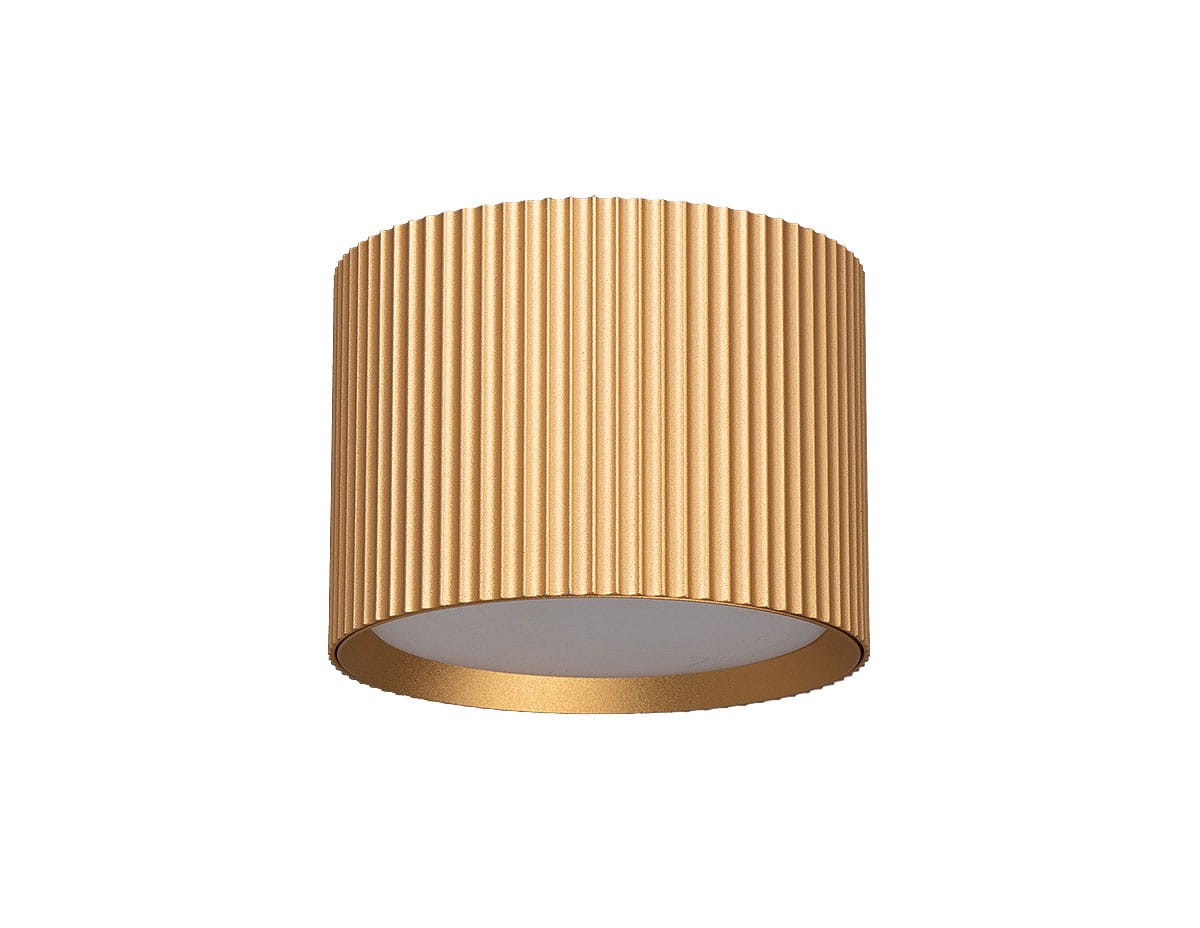 Lampa sufitowa Gisele w kształcie tuby, w kolorze złotym, z żebrowaną fakturą na powierzchni. Oświetlenie ma okrągłą, białą podstawę. Ujęcie frontalne, pokazujące całość produktu. Idealna do nowoczesnych wnętrz.
