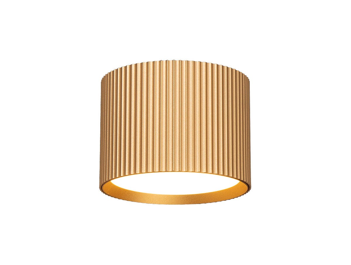 Lampa sufitowa Gisele w formie tuby, w kolorze złotym, o fakturze z pionowymi żłobieniami. Ujęcie frontalne, produkt w pozycji wiszącej. Oświetlenie otwarte u dołu, w minimalistycznym stylu, idealne do nowoczesnych wnętrz.