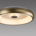 Plafon LED Vertigo o mocy 29W w kolorze mosiądzu, z okrągłą, płaską podstawą oraz wbudowanym źródłem światła. Widoczny detal wzoru w kloszu, umożliwiający rozpraszanie światła. Produkt z pilotem do zdalnego sterowania.