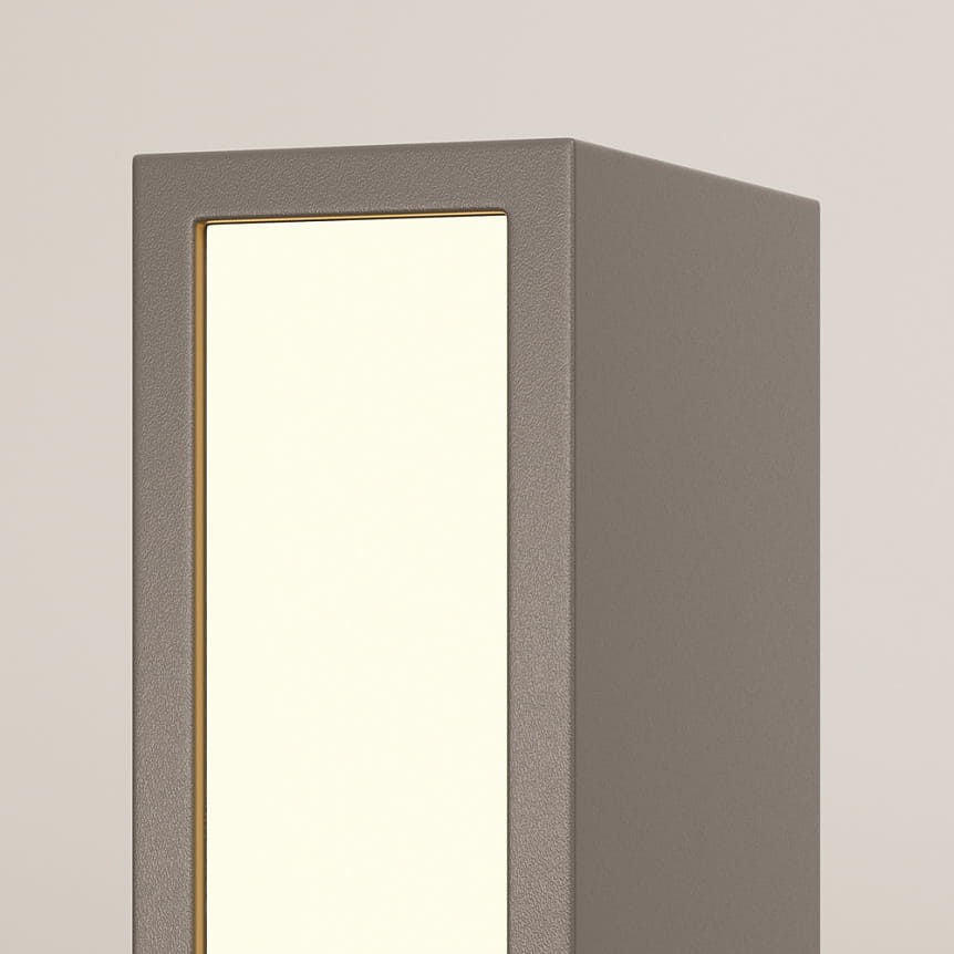 Grafitowa lampa ogrodowa LED Hof H60 o mocy 12W i ciepłej barwie światła 3000K. Prosta, kwadratowa konstrukcja z matowym wykończeniem i delikatną, białą szybką, umieszczona w pionie. Idealna do oświetlenia przestrzeni zewnętrznych.
