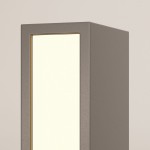 Grafitowa lampa ogrodowa LED Hof H60 o mocy 12W i ciepłej barwie światła 3000K. Prosta, kwadratowa konstrukcja z matowym wykończeniem i delikatną, białą szybką, umieszczona w pionie. Idealna do oświetlenia przestrzeni zewnętrznych.