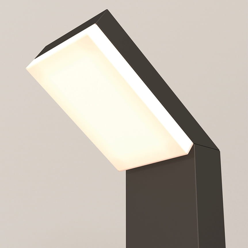 Lampa ogrodowa LED Paso H80, czarna, z prostokątnym kloszem emitującym ciepłe światło (3000K). Ujęcie z boku, pod kątem, ukazujące detal lampy. Wysoka, stojąca konstrukcja, minimalistyczny design bez zbędnych ozdób.