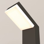 Lampa ogrodowa LED Paso H80, czarna, z prostokątnym kloszem emitującym ciepłe światło (3000K). Ujęcie z boku, pod kątem, ukazujące detal lampy. Wysoka, stojąca konstrukcja, minimalistyczny design bez zbędnych ozdób.