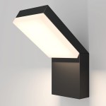 Kinkiet elewacyjny LED 12W w kolorze czarnym, o prostokątnej formie, z lekko ukośnym kloszem, emitującym ciepłe światło 3000K. Montowany na ścianie, z matową teksturą powierzchni. Idealny do oświetlenia zewnętrznego.