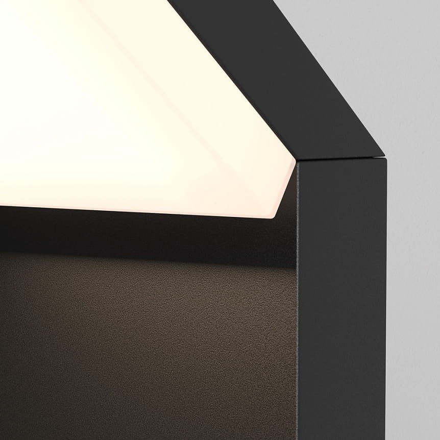 Kinkiet elewacyjny LED 12W w kolorze czarnym, z białą, matową osłoną. Zbliżenie na kształt w formie dachu, montowany na ścianie. Emituje ciepłe światło o temperaturze 3000K, idealny do oświetlenia zewnętrznego.