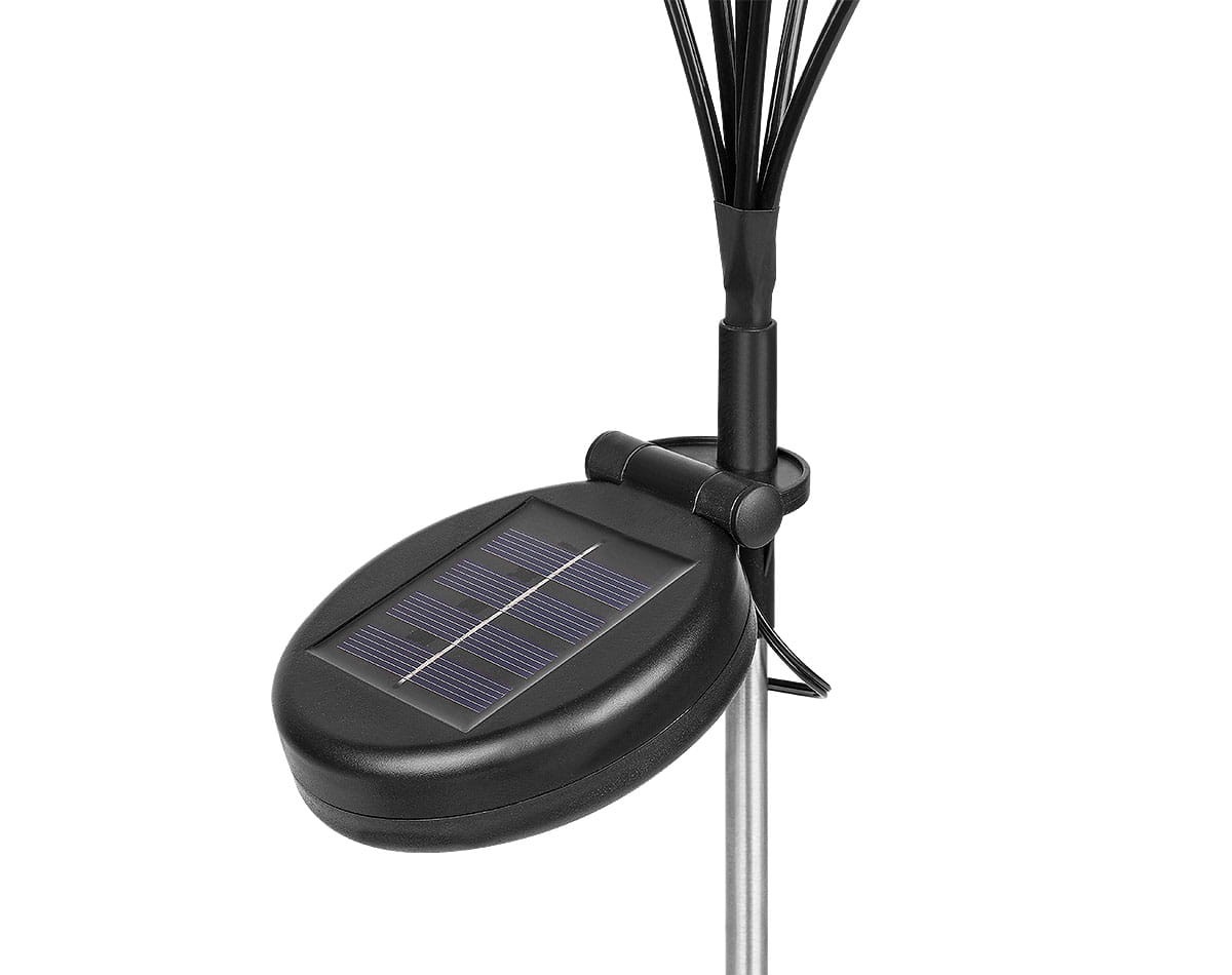 Lampa solarna ogrodowa w kształcie kwiatka, wbijana, z metalowym stelażem i czarną obudową. Widoczny panel słoneczny na górnej części. Kąt ujęcia z boku, ukazujący detale konstrukcji. Wysokość 75 cm, idealna do dekoracji ogrodu.