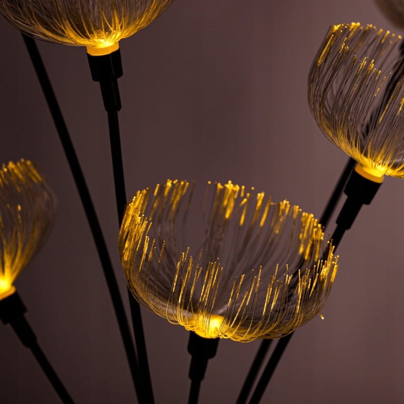 Lampa solarna ogrodowa w kształcie kwiatu, wbijana, wysokość 75 cm. Posiada jasne, LED-owe światło z delikatnymi włóknami w kolorze ciepłej żółci, umieszczona na cienkim stelażu. Idealna do dekoracji ogrodu w nocy.