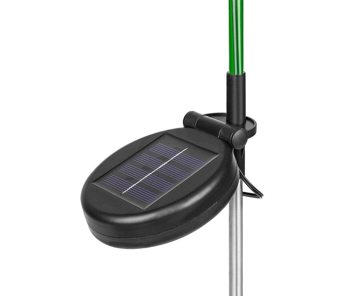 Lampa solarna ogrodowa H80 z wbudowanym panelem słonecznym, w kolorze czarnym. Stalowy słupek z zielonym wykończeniem, zamontowany w pozycji pionowej. Idealna do wbijania w ziemię, zapewniająca oświetlenie ogrodu.