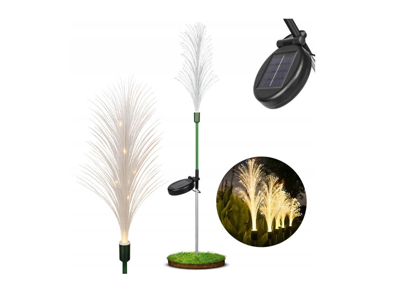 Lampa solarna ogrodowa wbijana H80 z białym, włóknistym kloszem imitującym trawę, z zielonym stelażem. Wyposażona w panel słoneczny. W zestawie widoczny detal oświetlenia w nocy oraz podstawka z trawą.