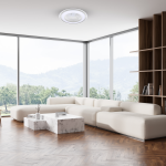 Plafon LED ZEPHYR z wentylatorem i pilotem, w kolorze białym i srebrnym, zamontowany na suficie. Okrągły kształt, minimalistyczny design, idealny do nowoczesnych wnętrz. Widoczne światło LED i wentylator w centralnej części.