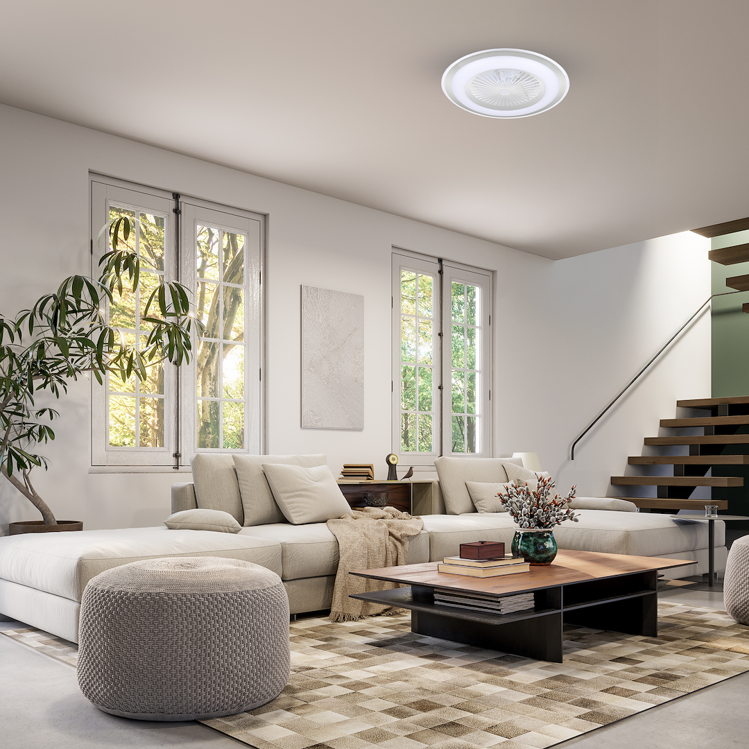 Plafon ZEPHYR z wentylatorem i pilotem, LED 48W CCT, w kolorze białym z srebrnymi akcentami. Ujęcie z góry, montowany na suficie w nowoczesnym wnętrzu, otoczony meblami i roślinami, zapewniający oświetlenie i wentylację.