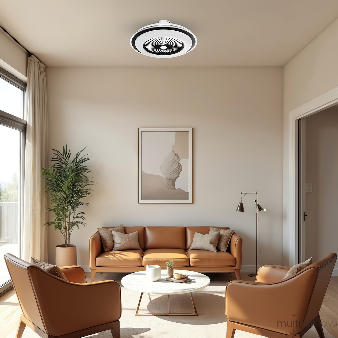 Plafon ZEPHYR z wentylatorem, pilotem i oświetleniem LED 48W CCT w kolorze czarnym, zamontowany na suficie. Produkt w nowoczesnym wnętrzu z brązowymi meblami i roślinnością, podkreślający funkcjonalność i estetykę przestrzeni.