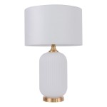 Lampa stołowa Tamiza z białym kloszem i podstawą w kolorze złotym. Okrągła, teksturowana podstawa w kształcie walca, z widocznym wykończeniem w złotym kolorze. Ujęcie z boku, ukazujące elegancki design i harmonijną formę.