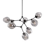 Lampa wisząca Ferral z 8 gniazdami E27, w kolorze czarnym z dymionymi szklanymi kloszami. Ułożona w nowoczesny sposób, z widocznymi żarówkami, zawieszona na cienkim przewodzie. Klosze mają okrągły kształt i są przezroczyste, co dodaje elegancji.