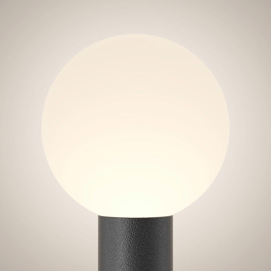 Czarna lampa ogrodowa Bold H80 z pojedynczym źródłem światła E27. Okrągła, mleczna kula na metalowym słupku, stojąca w pionie. Prosty design idealny do przestrzeni zewnętrznych.
