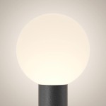 Czarna lampa ogrodowa Bold H80 z pojedynczym źródłem światła E27. Okrągła, mleczna kula na metalowym słupku, stojąca w pionie. Prosty design idealny do przestrzeni zewnętrznych.