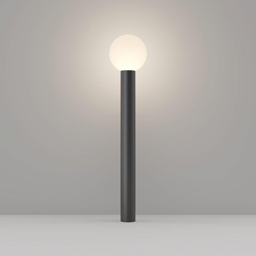 Lampa ogrodowa Bold H80 w kolorze czarnym, z okrągłą, białą kloszem z tworzywa, montowana pionowo. Prosty, cylindryczny kształt podstawy. Ujęcie frontalne na jedną lampę, tło jednolite, bez detali. Przeznaczona do użytku z żarówką E27.