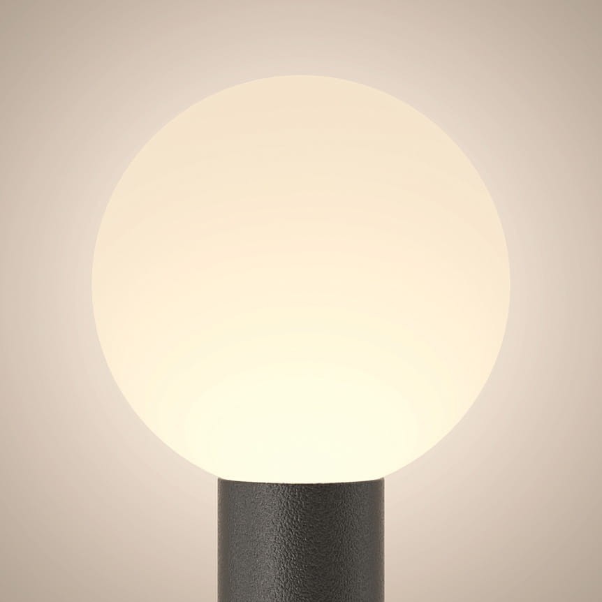 Lampa ogrodowa Bold H80 z czarnym stelażem i okrągłym kloszem, wykonanym z białego, matowego materiału. Ujęcie frontalne, pokazujące górną część lampy z widocznym mocowaniem E27. Prosty, nowoczesny design, idealna do ogrodu lub na taras.