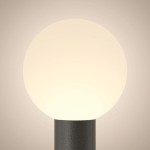 Lampa ogrodowa Bold H80 z czarnym stelażem i okrągłym kloszem, wykonanym z białego, matowego materiału. Ujęcie frontalne, pokazujące górną część lampy z widocznym mocowaniem E27. Prosty, nowoczesny design, idealna do ogrodu lub na taras.