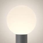 Grafitowa lampa ogrodowa Bold H80 z jedną oprawą E27. Posiada okrągły, biały klosz, montowany na matowym, cylindrycznym słupku. Ujęcie frontalne, na jasnym tle, podkreślające prosty design i elegancki wygląd produktu.