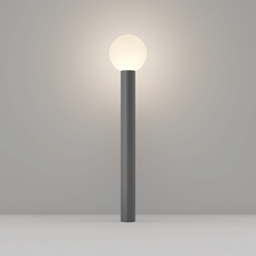 Lampa ogrodowa Bold H80 w kolorze grafitowym, z pojedynczym źródłem światła E27. Ma prostą, cylindryczną podstawę z matowego materiału oraz okrągłą, białą kulę jako klosz. Ujęcie frontalne, na jednolitym tle.