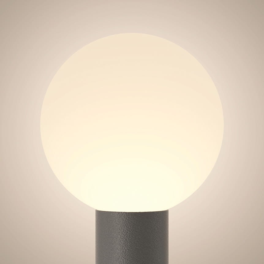 Lampa ogrodowa Bold H80 w kolorze grafitowym z oprawą na jedną żarówkę E27. Okrągła, matowa kula u góry i teksturowana, cylindryczna podstawa. Ujęcie frontalne, bez tła, ukazujące detal lampy.