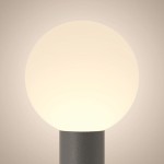 Lampa ogrodowa Bold H80 w kolorze grafitowym z oprawą na jedną żarówkę E27. Okrągła, matowa kula u góry i teksturowana, cylindryczna podstawa. Ujęcie frontalne, bez tła, ukazujące detal lampy.