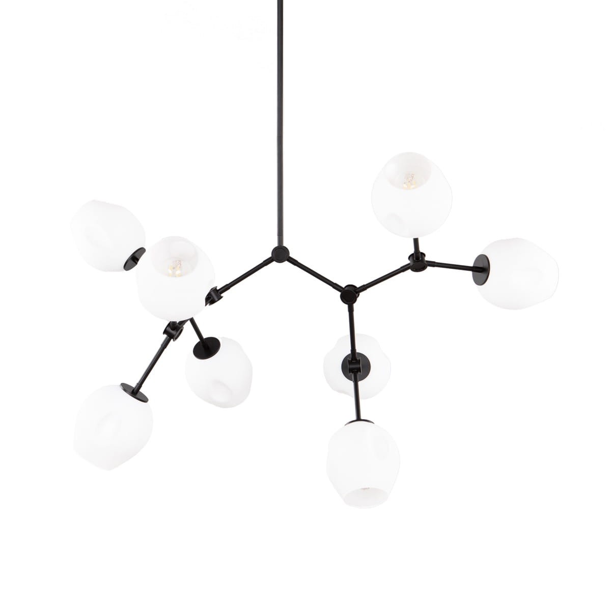 Lampa wisząca Ferral z 8 oprawami E27, w kolorze czarnym i białym. Konstrukcja z metalowymi elementami i matowymi kloszami w kształcie kul. Ujęcie z dołu, z widocznymi detalami mocowania i kształtem kloszy. Idealna do nowoczesnych wnętrz.