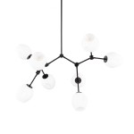 Lampa wisząca Ferral z 8 oprawami E27, w kolorze czarnym i białym. Konstrukcja z metalowymi elementami i matowymi kloszami w kształcie kul. Ujęcie z dołu, z widocznymi detalami mocowania i kształtem kloszy. Idealna do nowoczesnych wnętrz.