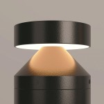 Grafitowa lampa ogrodowa LED Olten H80 o mocy 12W i temperaturze barwowej 3000K, w kształcie stożka z okrągłym, płaskim kloszem na górze, z fakturą matową. Lampa emituje ciepłe światło, stojąca na prostokątnej podstawie.