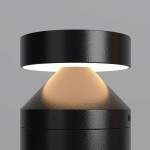 Grafitowa lampa ogrodowa LED Olten H30, kształt stożkowy z okrągłym kloszem, emitująca ciepłe światło (3000K). Ujęcie z góry, ukazujące teksturę i detale wykończenia. Idealna do oświetlenia przestrzeni zewnętrznych.