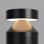Lampa ogrodowa LED Olten H30, grafitowa, z okrągłym kloszem i stożkowatą podstawą. Wodoodporna, z widocznymi kroplami wody na powierzchni. Emituje ciepłe światło 3000K, idealna do oświetlenia przestrzeni na zewnątrz.