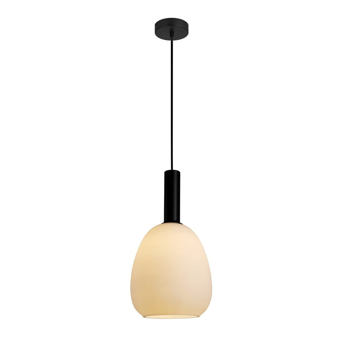 Lampa wisząca Gater z oprawą w kolorze czarnym i kloszem w odcieniu białym. Produkt zawieszony na cienkim przewodzie, z cylindrycznym mocowaniem na suficie. Kształt klosza jest zaokrąglony, co zapewnia miękkie rozproszenie światła.