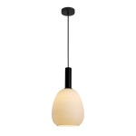 Lampa wisząca Gater z oprawą w kolorze czarnym i kloszem w odcieniu białym. Produkt zawieszony na cienkim przewodzie, z cylindrycznym mocowaniem na suficie. Kształt klosza jest zaokrąglony, co zapewnia miękkie rozproszenie światła.