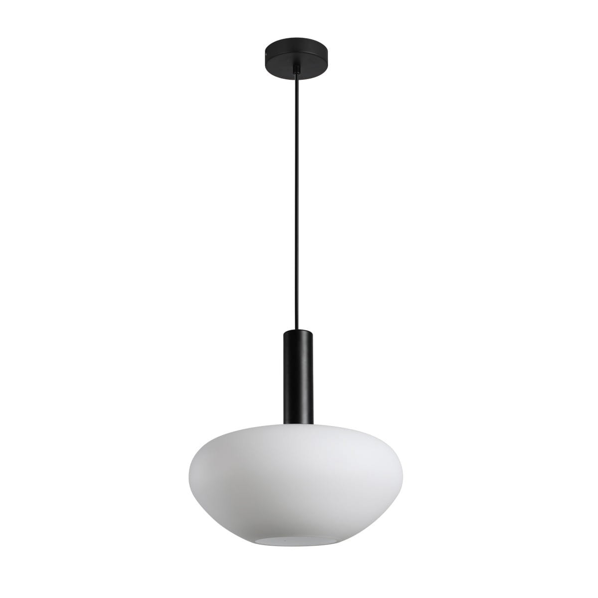 Lampa wisząca Gater 1xE27 w kolorze czarnym z białym kloszem o zaokrąglonym kształcie. Uchwyt w formie prostego, czarnego cylindrycznego elementu. Produkt zawieszony na cienkim przewodzie, umieszczony na białym tle.