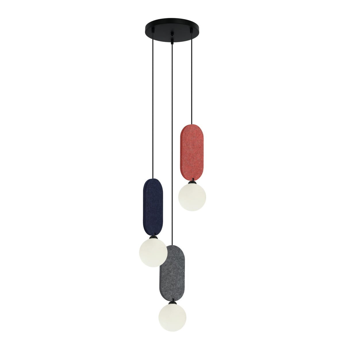 Lampa wisząca Lorenzo z czarnym stelażem, zawieszona na trzech kablach, z trzema okrągłymi żarówkami i multikolorowymi dekoracyjnymi elementami w odcieniach granatu, czerwieni i szarości. Ujęcie frontalne, na białym tle.