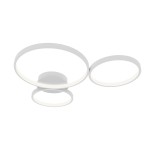 Lampa sufitowa Maver z trzema okrągłymi kloszami, wykonana w białym kolorze. Posiada źródła światła LED o mocy 30W. Ujęcie z dołu, ukazujące unikalny design i rozmieszczenie kloszy. Idealna do nowoczesnych wnętrz.