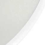 Plafon LED Maq D40 o mocy 32W w kolorze białym. Okrągła, matowa powierzchnia z delikatną fakturą. Widoczna szeroka, biała ramka. Ujęcie z boku, akcentujące kształt i materiał konstrukcji. Idealny do nowoczesnych wnętrz.