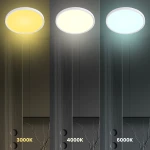 Plafon LED Maq D40 CCT 32W w białej obudowie, pokazujący trzy różne odcienie światła: ciepłe żółte 3000K, neutralne 4000K oraz zimne niebieskie 6000K. Ujęcie frontalne, z tłem o ciemnych odcieniach drewna.